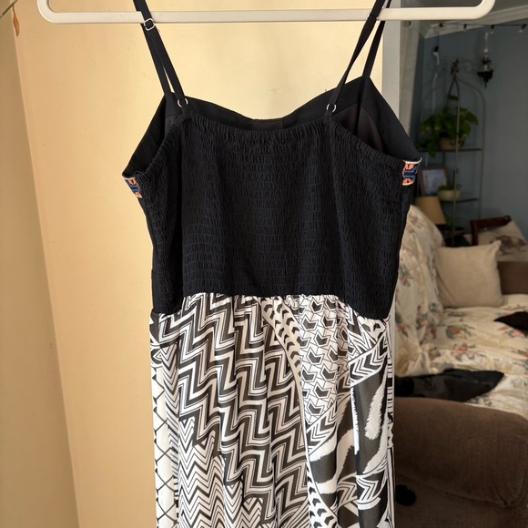 Black and White Patterned Maxi Dress - Picture 4 of 5